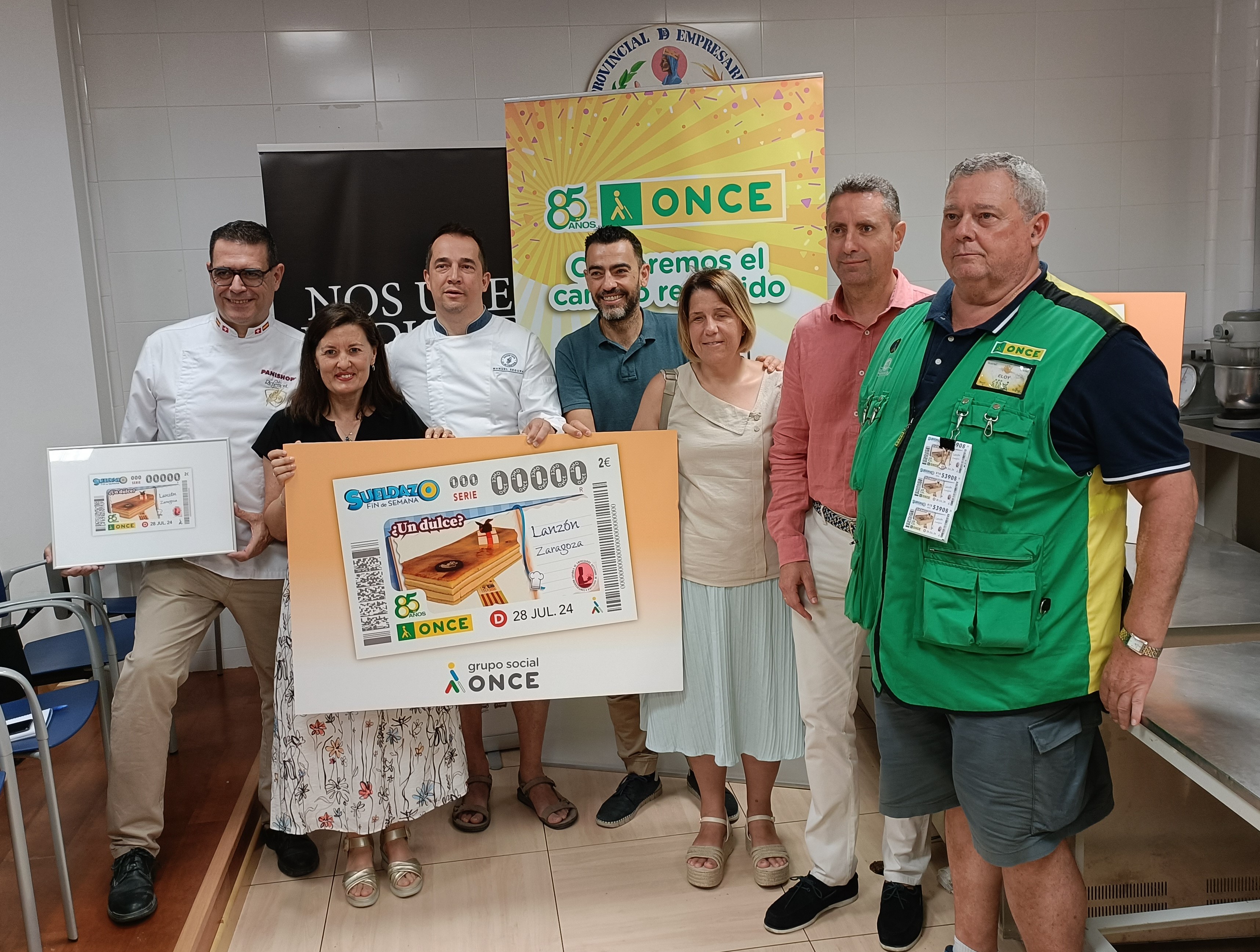 Foto de familia de la presentación del cupón dedicado al Lanzón de San Jorge