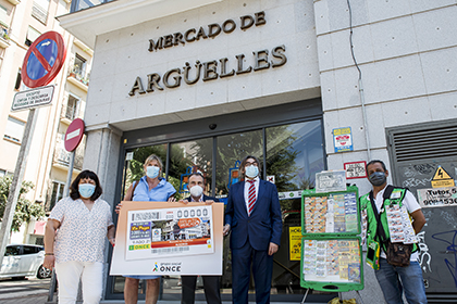 Foto de familia de la pesentación del cupón de la ONCE dedicado al Mercado de Argüelles en Madrid