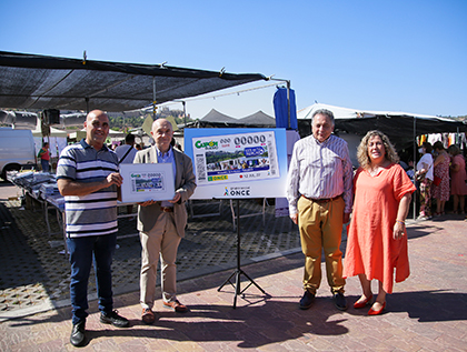 Foto de familia de la presentación del cupón de la ONCE dedicado al Mercadillo de ‘Los Martes’ de Toledo
