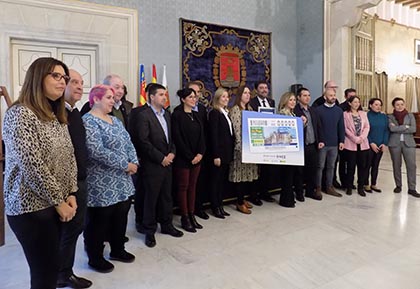 Foto de familia de la presentación del cupón dedicado al Mercado Central de Alicante