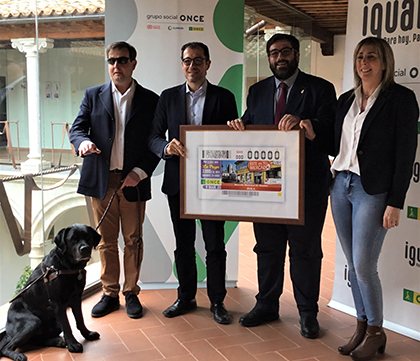 Foto de famila de la presentación del cupón dedicado al Mercado de Abastos de Ávila