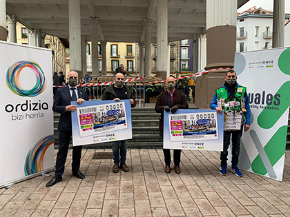 Foto de familia de la presentación del cupón dedicado al Mercado de Ordizia