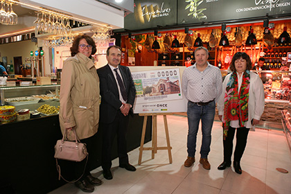 Concepción Díaz de Villegas Solans, Luis Natalio Royo, Antonio Jesús Lázaro y María Teresa Rodríguez Peco presnetanel cupón del Mercado de Tirso de Molina