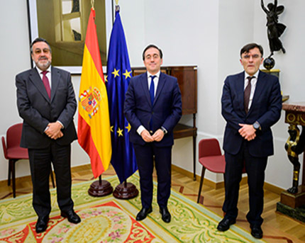 Miguel Carballeda, José Manuel Albares y Alberto Durán, en la foto previa a la reunión