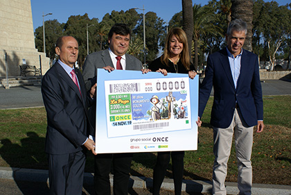 Foto de famila de la presentación del cupón dedicado al 90 aniversario del Monumento a Colón, en Huelva