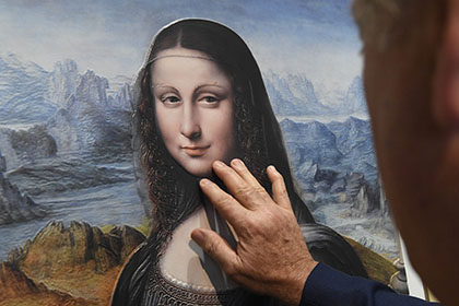 La mano de una persona ciega toca La Gioconda