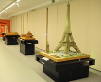Varias de las maquetas de monumentos internacionales expuestas en el Tiflológico