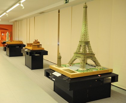 Varias de las maquetas de monumentos internacionales expuestas en el Tiflológico