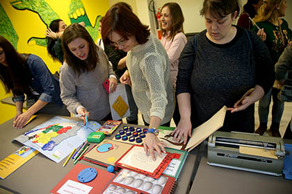 Varias de las asistentes al taller tocan algunos de los materiales utilizados en la educación de personas ciegas