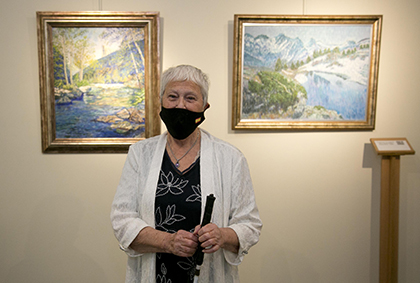 Cristina Gutiérrez Lafuerza, entre dos de sus cuadros expuestos en el Tiflológico