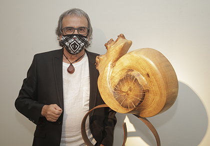 Teo Calvo, junto a una de las esculturas que expone en el Museo Tiflológico