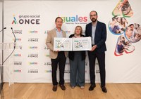 Imelda Fernández ha entregado dos láminas enmarcadas con este cupón a los doctores José Manuel Benítez y Antonio Garrido