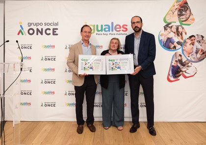 Imelda Fernández ha entregado dos láminas enmarcadas con este cupón a los doctores José Manuel Benítez y Antonio Garrido