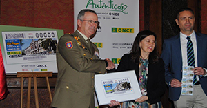 El general Carlos Melero, Raquel Pérez y José Luis Catalán, durante la presentación del cupón dedicado al Palacio de Capitanía General de Aragón