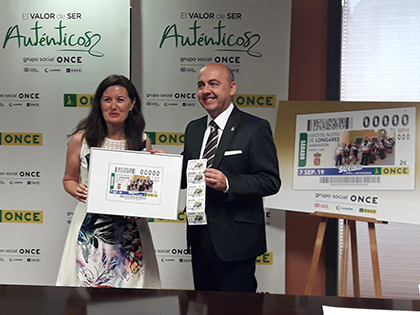 Raquel Pérez Valcárcel y Miguel Jaime Angós presentan el cupón dedicado al Paloteo de Longares