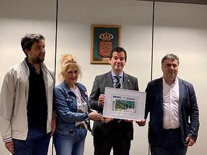 Mikel Irujo,  Valentín Fortún,  Pilar Herrero y .Ramón Estévez, con una copia enmarcada del cupón dedicado al Parque Eólico El Perdón 