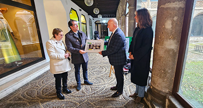 Ismael Pérez entrega a Jesús Julio Carnero, una lámina enmarcada con este cupón 