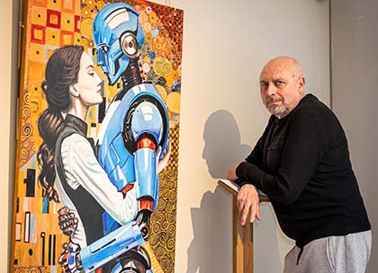 José Valcárcel Ausín posa ante Amor frío, uno de los cuadros que expone en el Museo Tiflológico de la ONCE