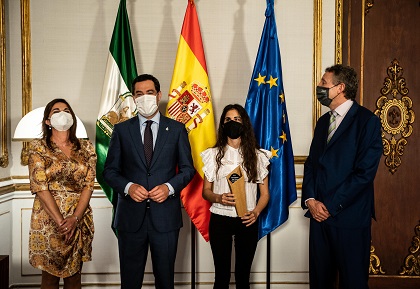 El presidente de la Junta, Juanma Moreno, con Laura Diepstraten en San Telmo