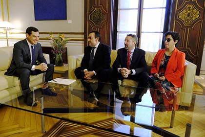 El presidente de la Junta de Andalucía, Juan Manuel Moreno junto a Miguel Carballeda, Cristóbal Martínez e Isabel Viruet