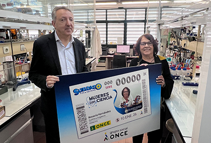 Cristóbal Martínez y Rosario Fernández, con una copia gigante del cupón