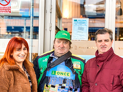 Ramón Tobera, en el centro, junto a la directora de la ONCE Concha de la Fuente, y el presidente territorial de ONCE Euskadi Rafael Ledesma