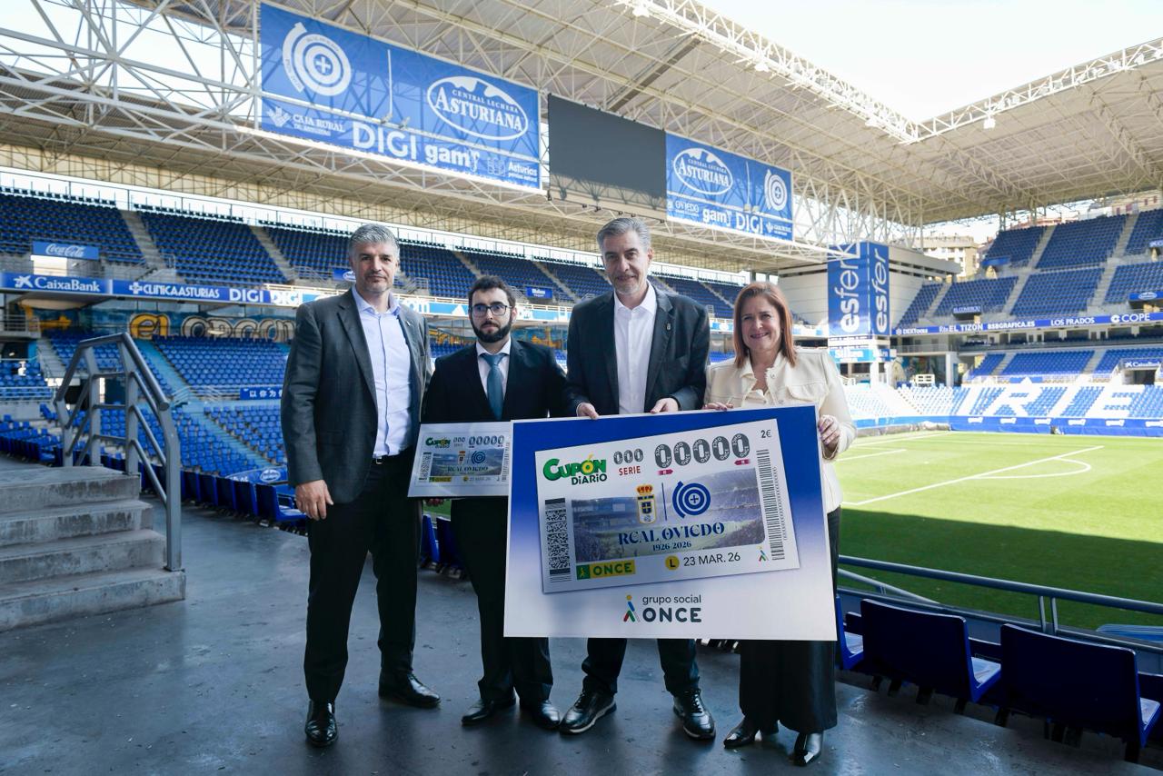 Foto de familia de la presentación del cupón dedicado al Real Oviedo
