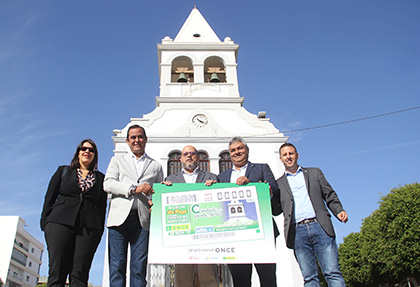 Foto de familia de la presentación del cupón dedicado al reloj de la Iglesia de Puerto del Rosario