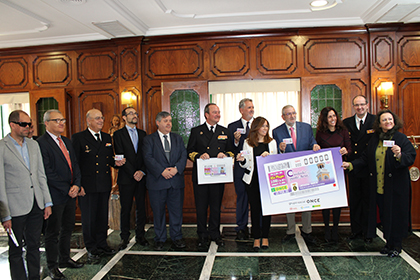 Foto de familia de la presentación del cupón dedicado al reloj de la puerta del Arsenal Militar de Cartagena