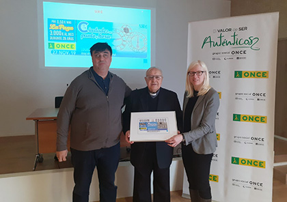 Javier Muñoz, Federico Nalda y Sara Gimeno, con una copia enmarcada del cupón