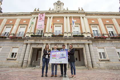 Foto de familia de la presentación del cupón de la ONCE dedicado al reloj del Ayuntamiento de Huelva