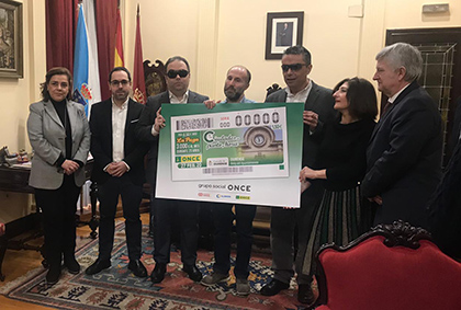 Foto de familia de la presentación del cupón dedicado al reloj del Ayuntamiento de Ourense