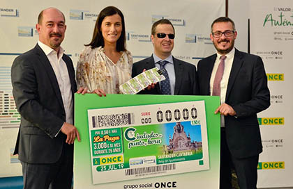 Foto de familia de los participantes en la presentación del cupón del 25 de julio dedicado al reloj del Ayuntamiento de Santander