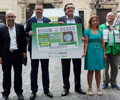 Foto de familia de la presentación del cuoón dedicado al Reloj d´en Figuera 