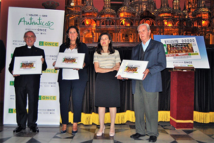 Presentación del cupón de la ONCE deciado a la carroza de la Basílica del Pilar del Rosario de Cristal