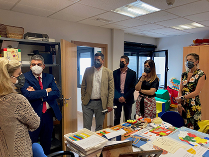 Un momento de la visita del senador  Javier Garcinuño a la sede de la ONCE en Cáceres