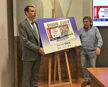 Pedro Ortiz Castillo y Roberto Sánchez Ramos presentan el cupón dedicado al teatro Campoamor de Oviedo 