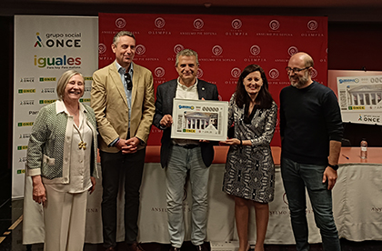 Foto de familia de la presentación del cupón dedicado al Teatro Olimpia de Huesca, que cumple 100 años