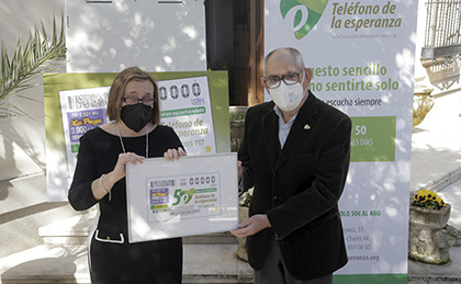 Imelda Fernández y José María Jiménez, con una copia enmarcada del cupón