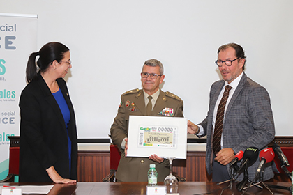 Alicia Villar Pérez, César García del Castillo e Ismael Pérez Blanco, durante la presentación del cupón