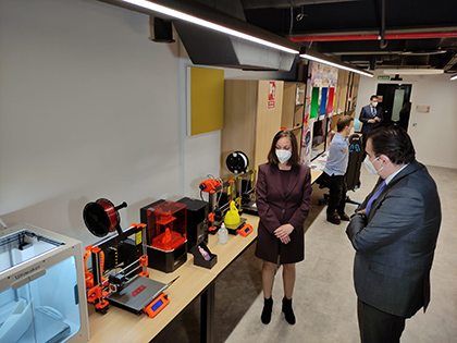 Schinas visita una exposición con tecnología para imprimir objetos en 3D adaptados para personas con discapacidad