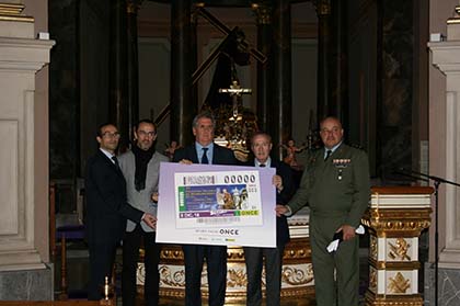 Foto de familia de la presentación del cupón de la ONCE dedicado al XV Encuentro de Hermandades de la Santa Cena