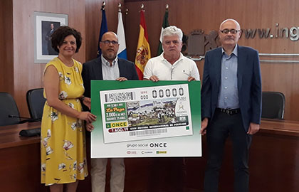 Foto de familia de los cuatro participantes en la presentación del cupón