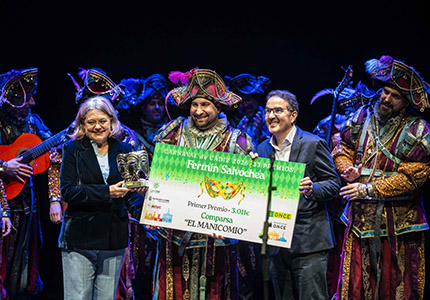 Momento de la entrega del Primer Premio a la comparsa 'El Manicomio'