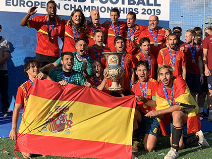 La selección española con la copa de campeones de Europa