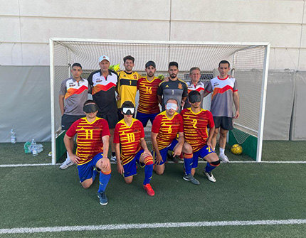 Foto de la selección española de fútbol para ciegos en una portería