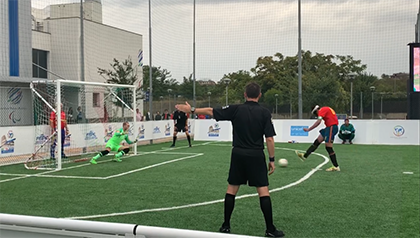 Adolfo Acosta lanza el penalti que llevó a España a la final del Europeo