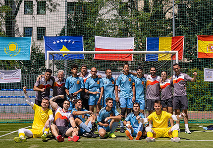 Foto del equipo tras recibir el trofeo