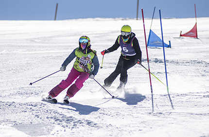 Celia Gramse junto a su guía en pleno descenso