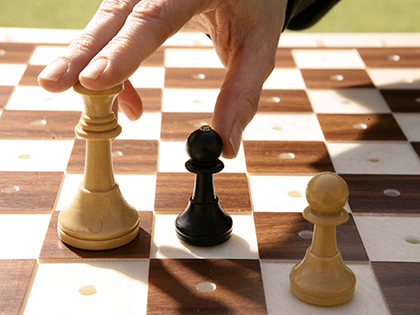 Tablero de ajedrez adaptado para personas ciegas